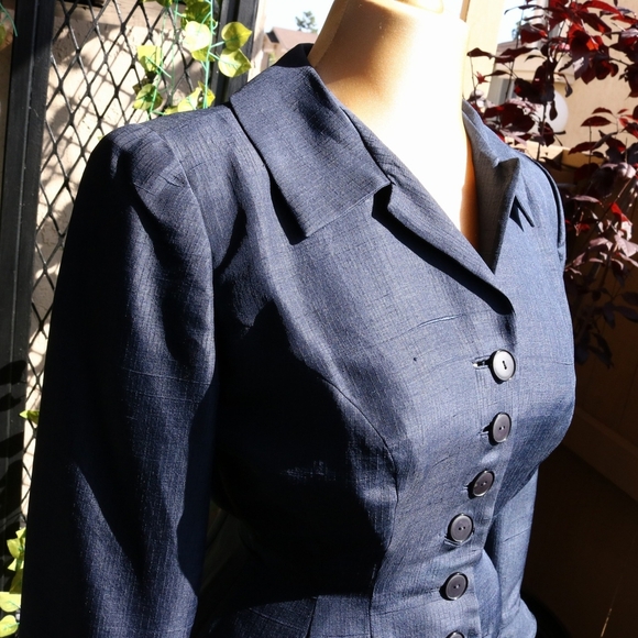 Vintage Navy Blue CroppeBlazer with Tailored Fit and Notched Collar - Picture 2 of 6